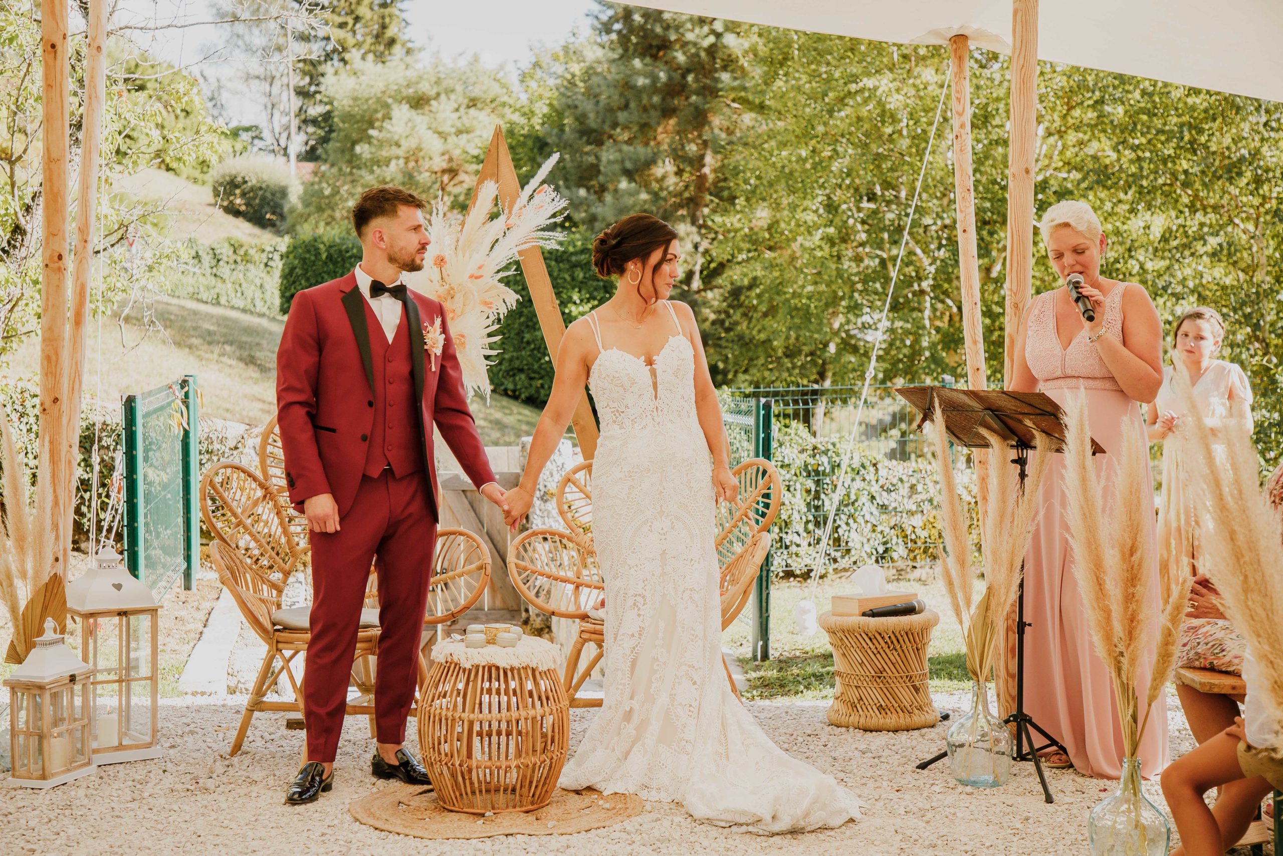 Le mariage de P & A en août 2022 célébrée par Danièle Cusin au Domaine de la Croix des Champs, à Veyrier-du-Lac en Haute-Savoie.
