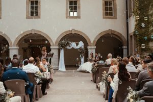 A bilingual ceremony in the French Alps. Love, emotions... A bespoke ceremony full of sense.